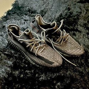 Black Yeezy boost 350 v2